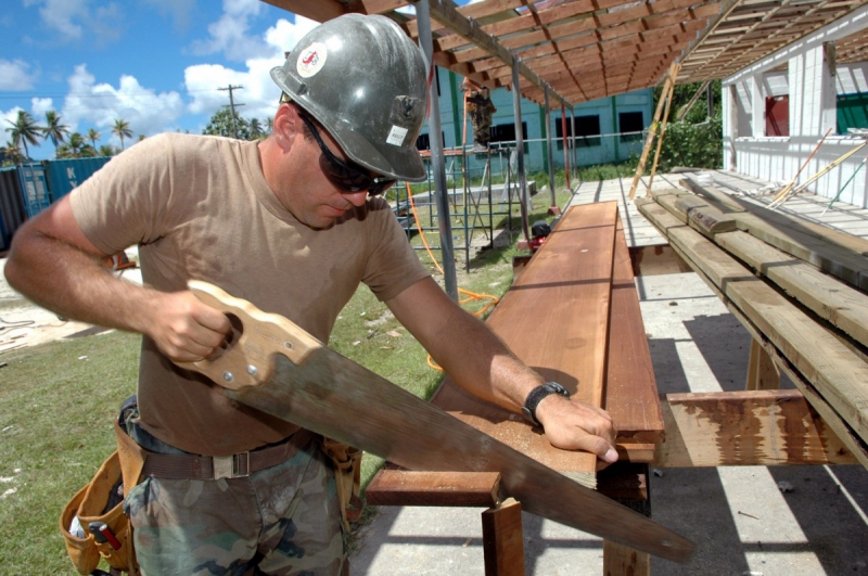 charpentier-AIGUINES-min_worker_construction_building_carpenter_male_job_build_helmet-893290